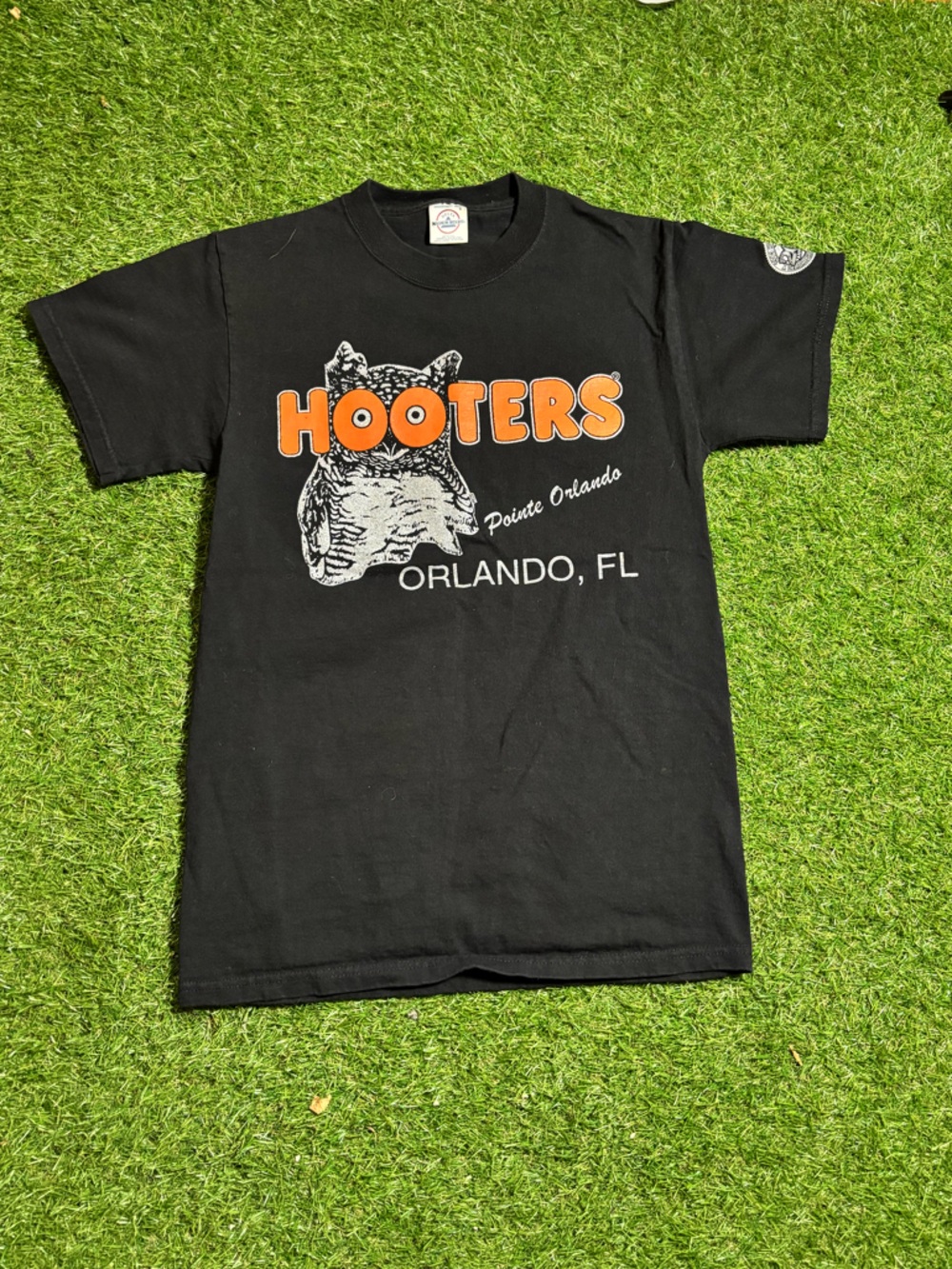 Hooters Black Tee men size small
